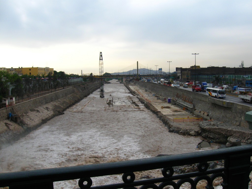 Río Rímac desde el Puente de Piedra mirando hacia el oeste.