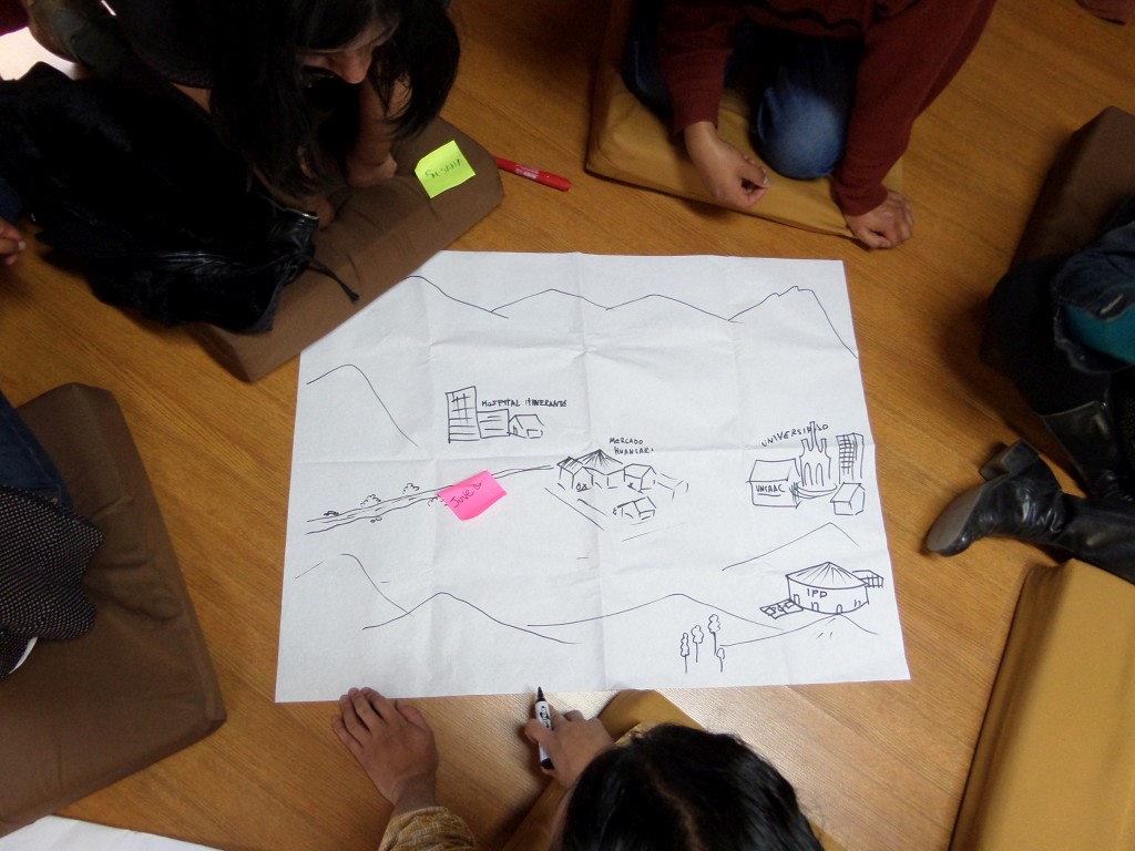 Asistentes al evento trabajando en la cartografía social.